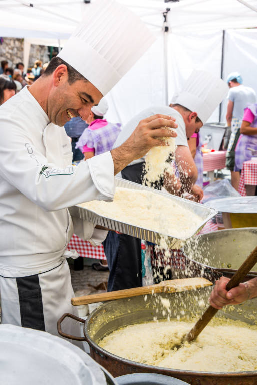 Piazza piena per la Festa del pane