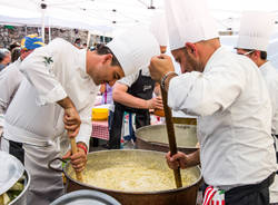 Piazza piena per la Festa del pane