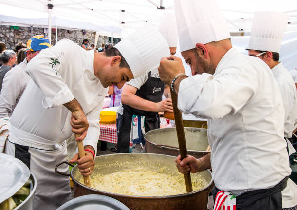 Piazza piena per la Festa del pane