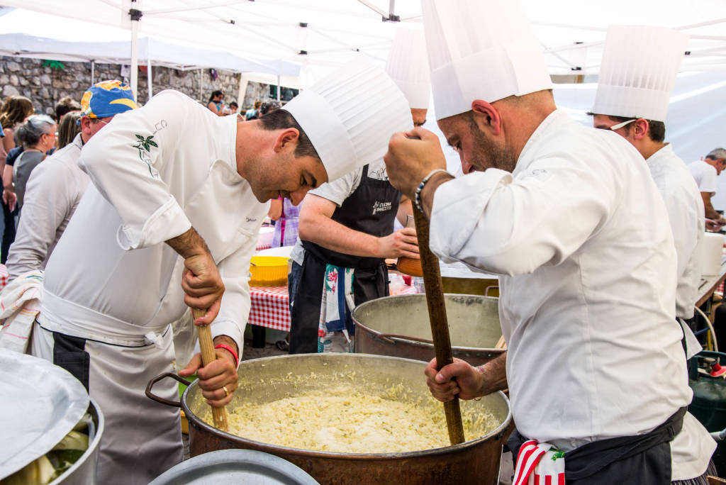Piazza piena per la Festa del pane