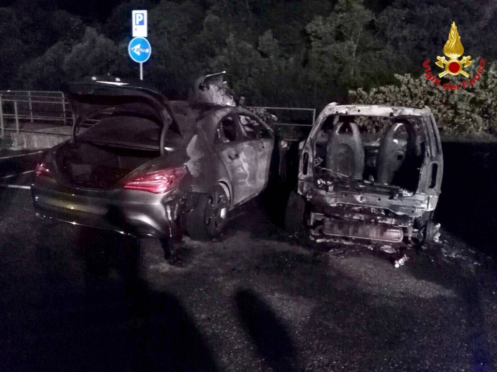 Cinque auto in fiamme a Caldè