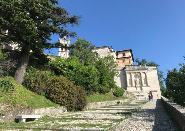 Da Sacro Monte a Villa della Porta Bozzolo a piedi per la 3V