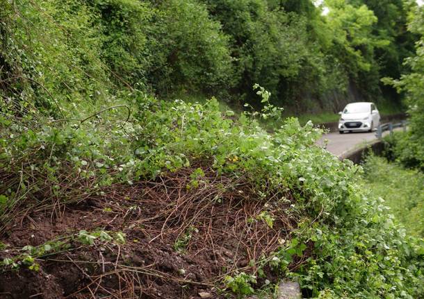 Frana a Casalzuigno, strada interrotta