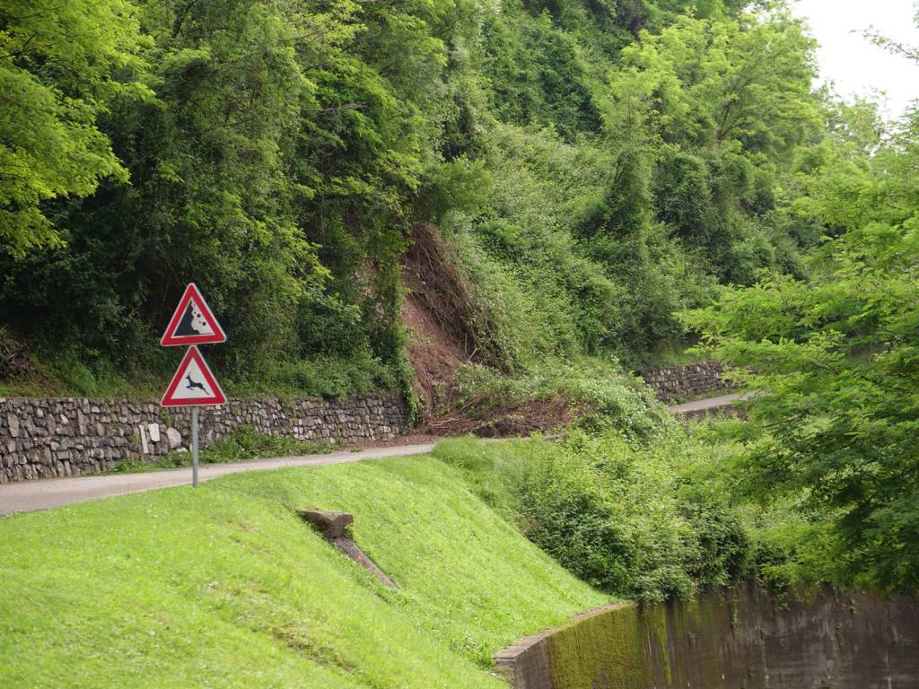 Frana a Casalzuigno, strada interrotta
