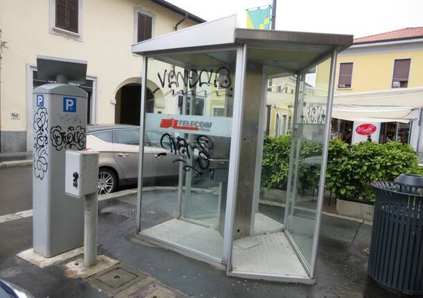 Scritte in centro: vandali tornano sul posto per selfi e foto