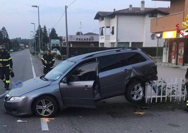 Auto abbatte due pali
