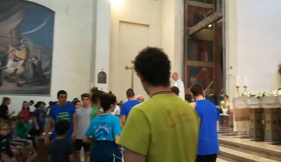 L'arcivescovo Delpini con i ragazzi degli oratori estivi varesini