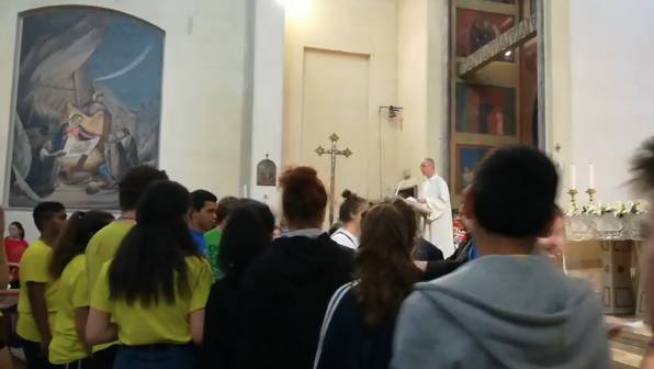 L'arcivescovo Delpini con i ragazzi degli oratori estivi varesini