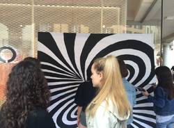 Ultimo giorno di scuola, gli studenti dell'artistico colorano la città