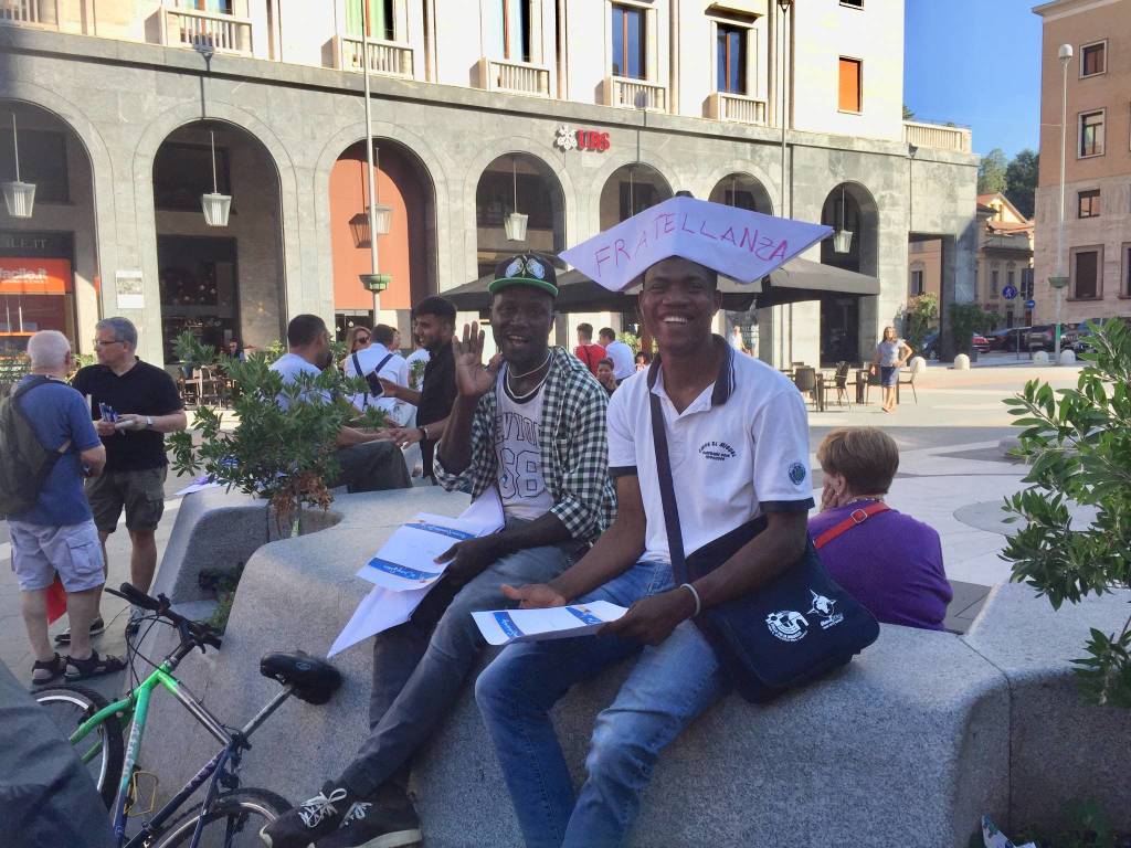 Un presidio solidale in piazza monte grappa