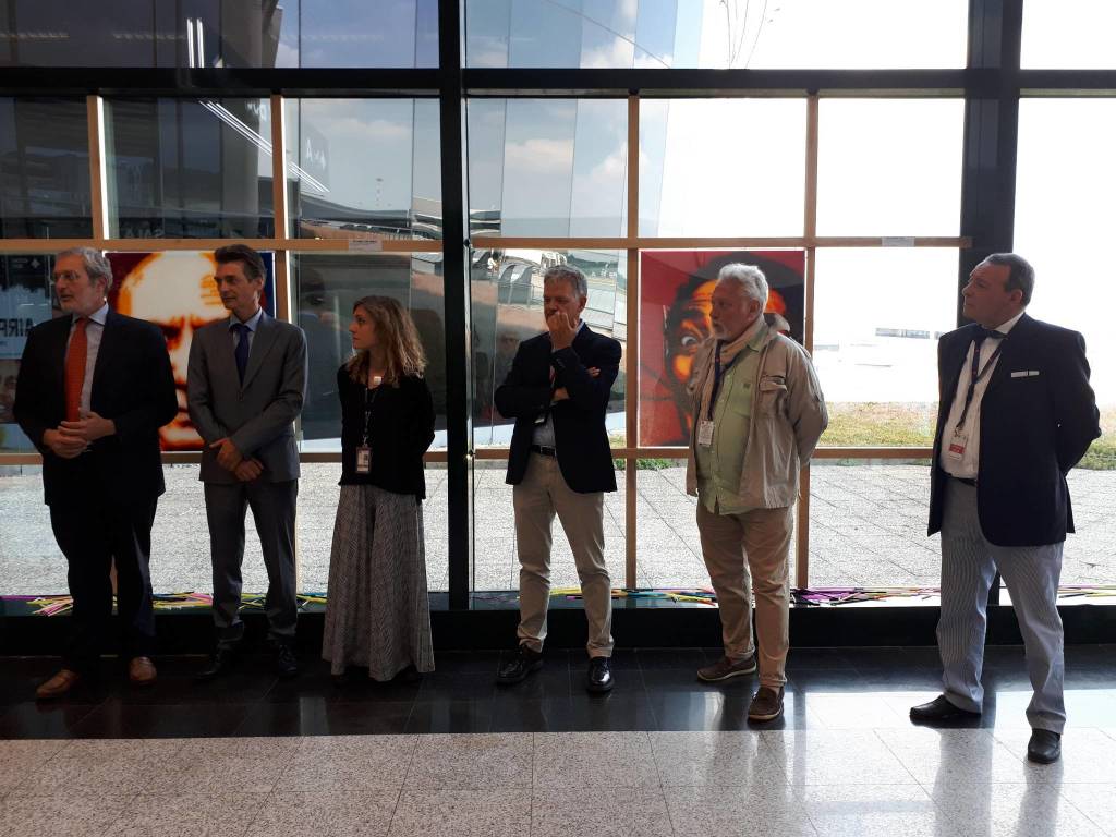 Arte con le cannucce a Malpensa