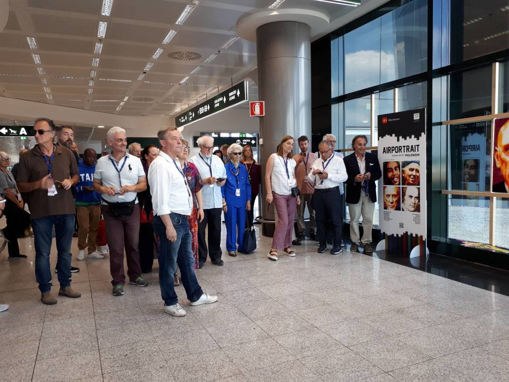 Arte con le cannucce a Malpensa
