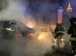 Auto in fiamme nella notte a Cuveglio