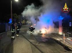 Auto in fiamme nella notte a Cuveglio