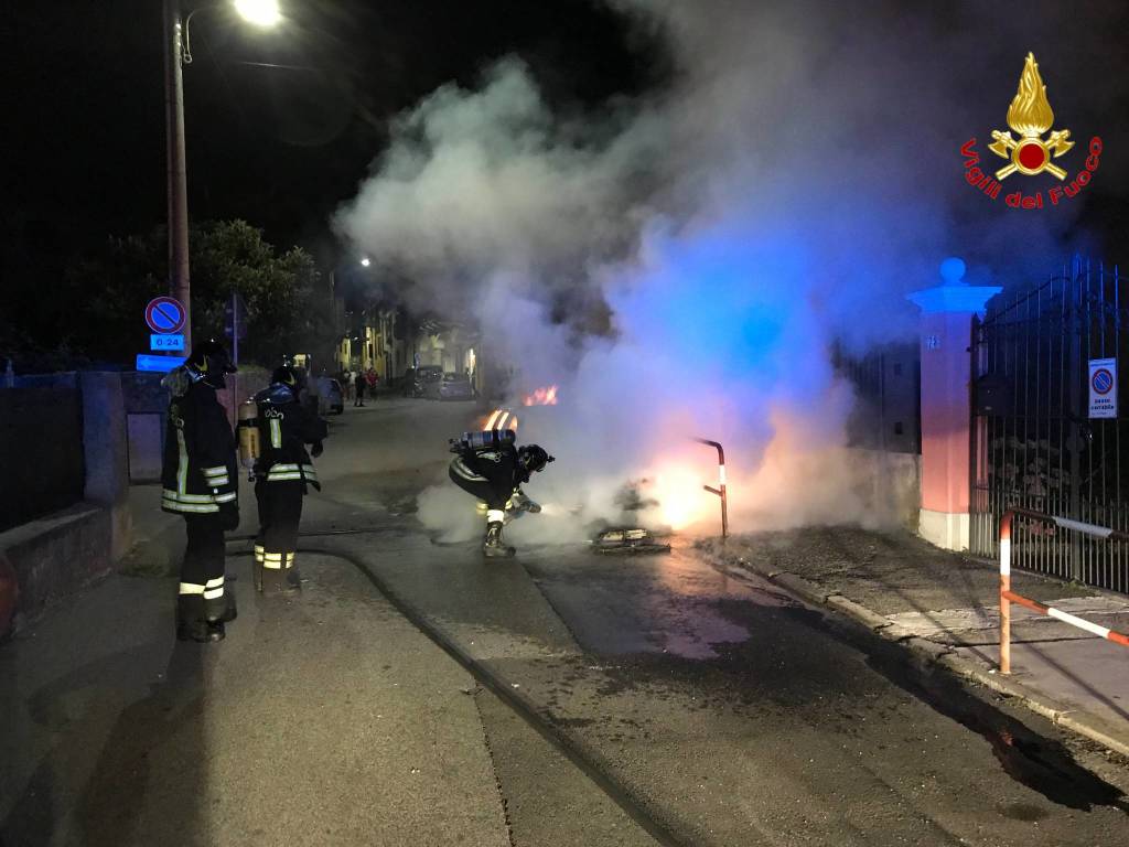 Auto in fiamme nella notte a Cuveglio