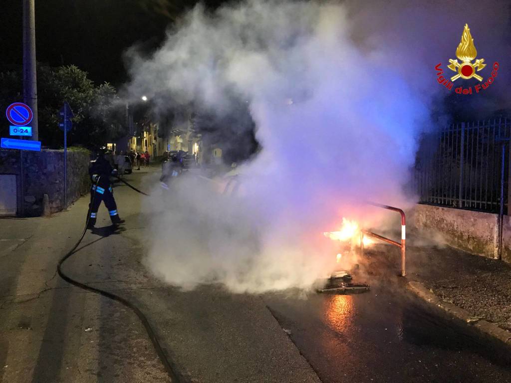 Auto in fiamme nella notte a Cuveglio
