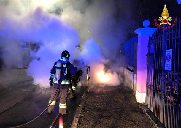 Auto in fiamme a Cuveglio