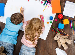 bambini che disegnano