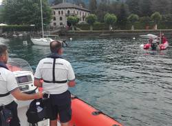 Cade in acqua dalla barca, le ricerche