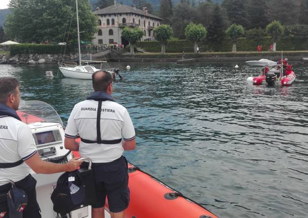 Cade in acqua dalla barca, le ricerche