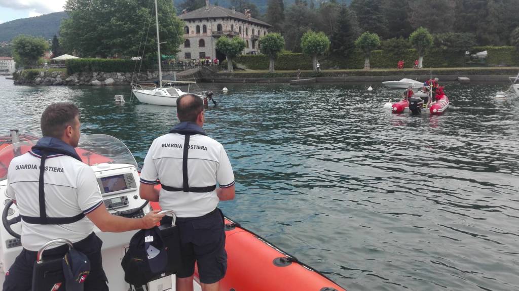 Cade in acqua dalla barca, le ricerche