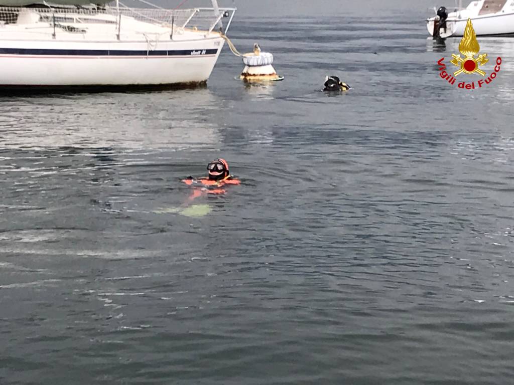 Cade in acqua dalla barca, le ricerche