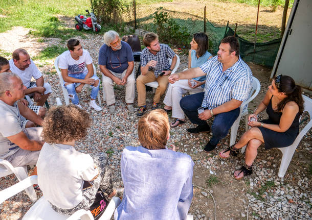 L\'europarlamentare Romeo Franz al campo sinti di Gallarate