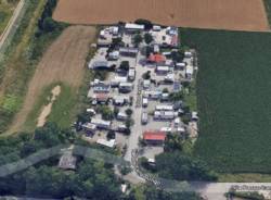 L\'europarlamentare Romeo Franz al campo sinti di Gallarate