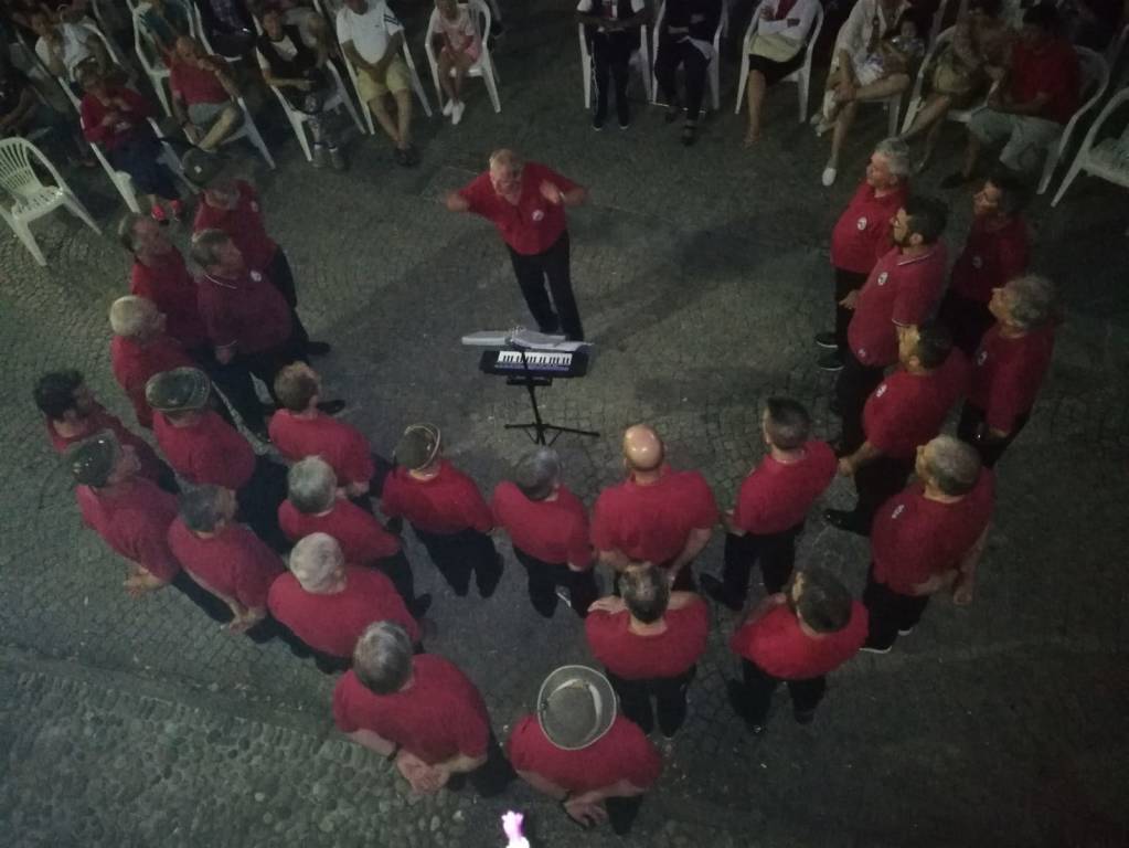 Orino, piazza piena per i canti degli alpini