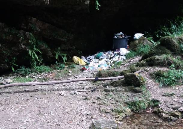 Ancora spazzatura alle cascate di Ferrera