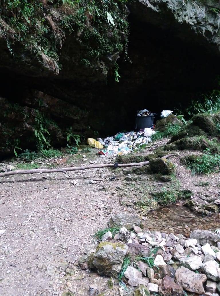 Ancora spazzatura alle cascate di Ferrera