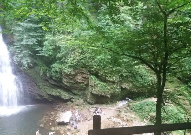 Ancora spazzatura alle cascate di Ferrera