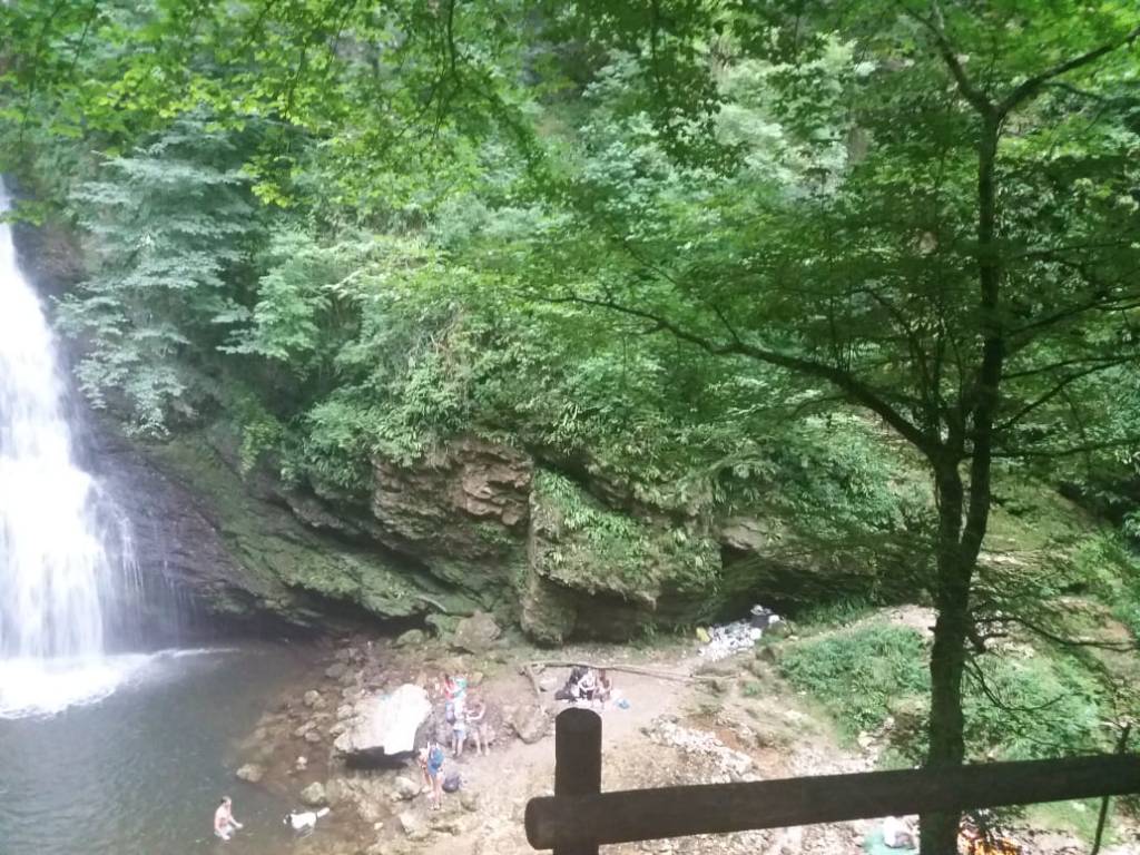 Ancora spazzatura alle cascate di Ferrera