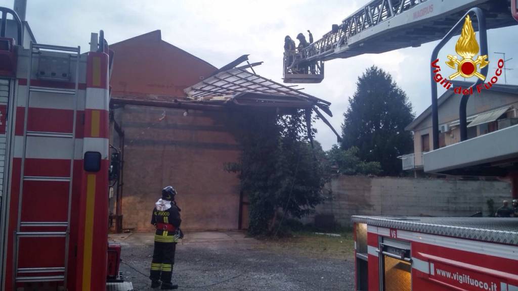 Tettoia divelta dal maltempo ad Uboldo