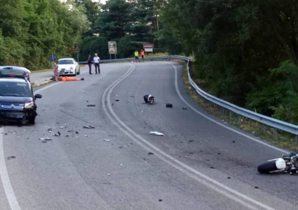 Incidente sulla provinciale, moto si spezza in due