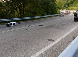 Incidente sulla provinciale, moto si spezza in due