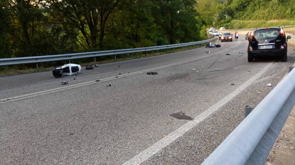 Incidente sulla provinciale, moto si spezza in due