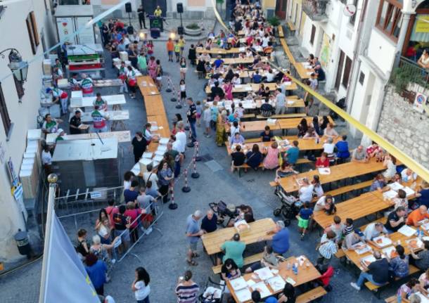 La piazza diventa pizzeria a cielo aperto