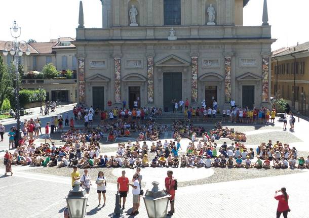 Caccia al tesoro e maxi scritta in piazza: oratori feriali conquista la ztl