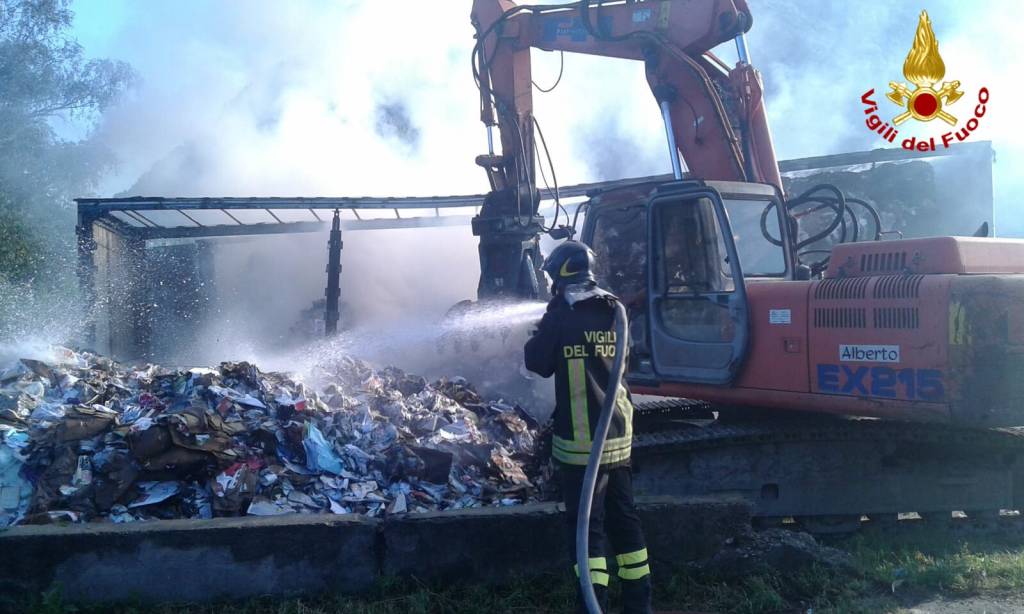 L\'incendio dei due rimorchi alla cartiera di Laveno