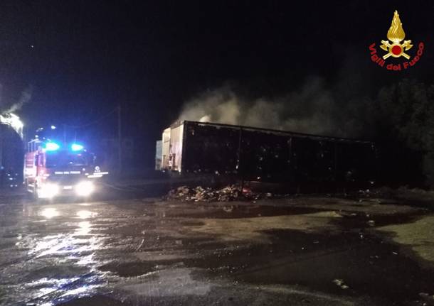 L’incendio dei due rimorchi alla cartiera di Laveno