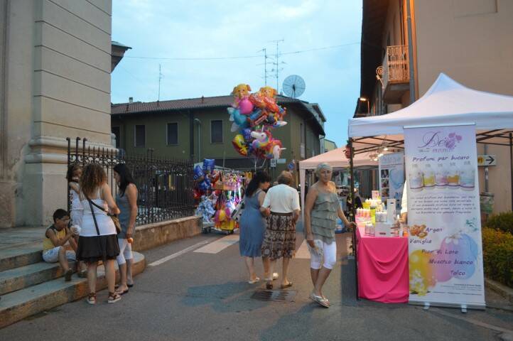 Gente in piazza notte bianca Cerro Maggiore 2018  11 