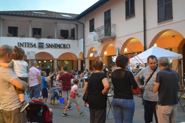 Gente in piazza notte bianca Cerro Maggiore 2018  12 