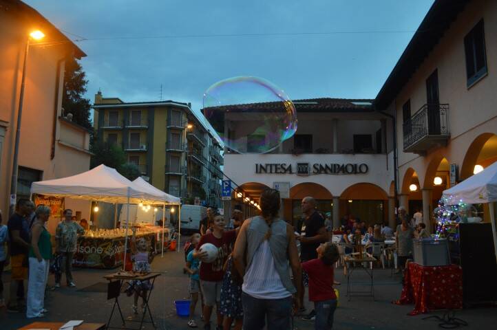 Gente in piazza notte bianca Cerro Maggiore 2018  14 