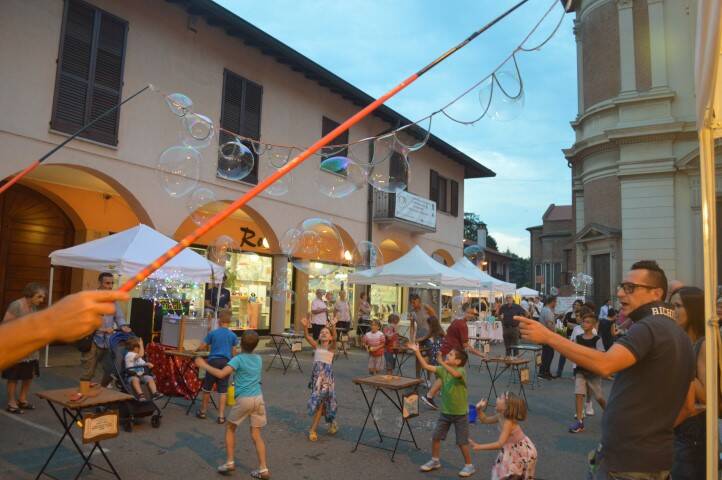 Gente in piazza notte bianca Cerro Maggiore 2018  16 
