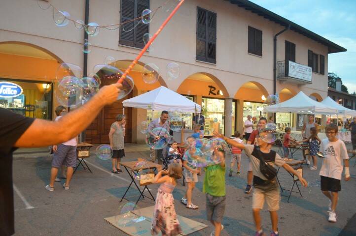 Gente in piazza notte bianca Cerro Maggiore 2018  17 