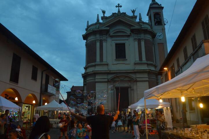 Gente in piazza notte bianca Cerro Maggiore 2018  18 