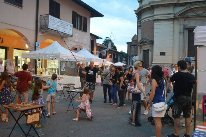 Gente in piazza notte bianca Cerro Maggiore 2018  20 
