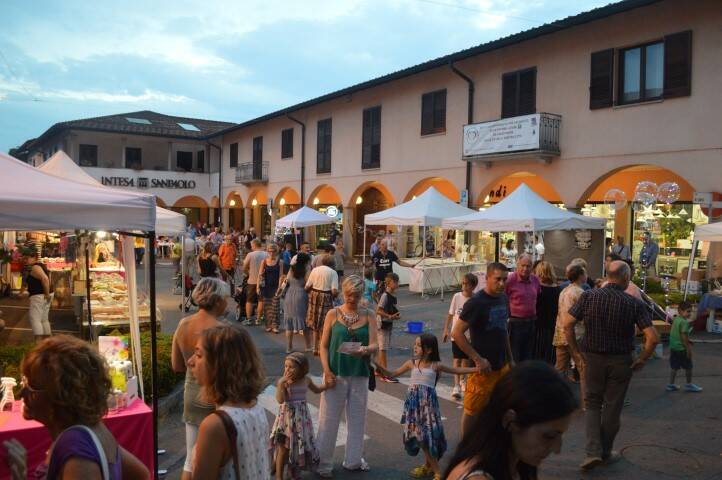 Gente in piazza notte bianca Cerro Maggiore 2018  22 