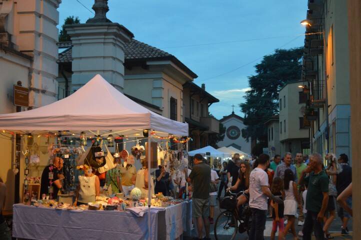 Gente in piazza notte bianca Cerro Maggiore 2018  24 